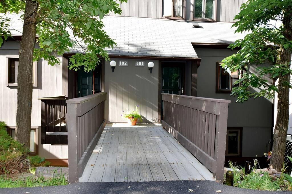3-bedroom Vacation Steps To Camelback Area Ski-in Ski-out Holiday home *