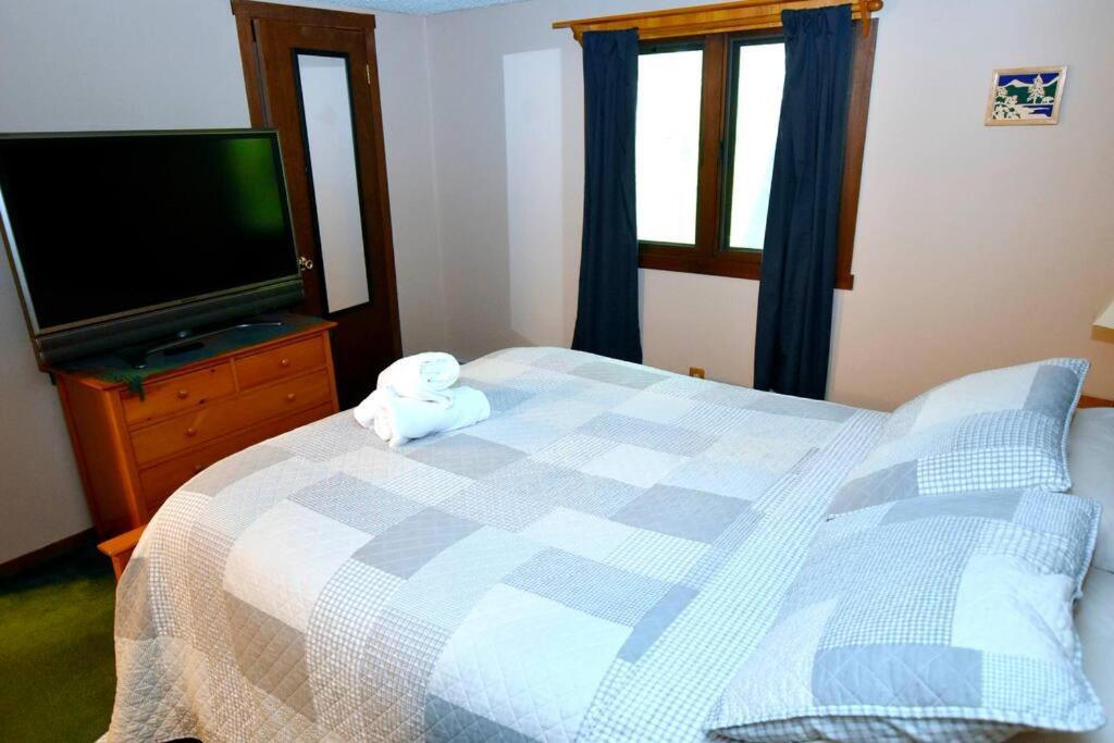 3-bedroom Vacation Steps To Camelback Area Ski-in Ski-out Crescent Lake