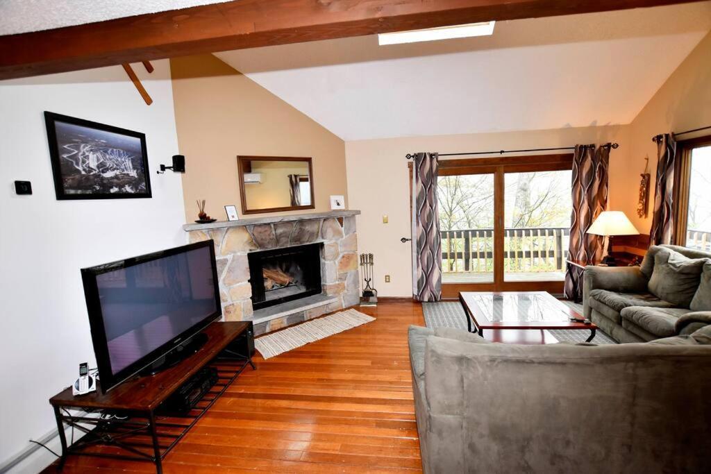 3-bedroom Vacation Steps To Camelback Area Ski-in Ski-out Holiday home *